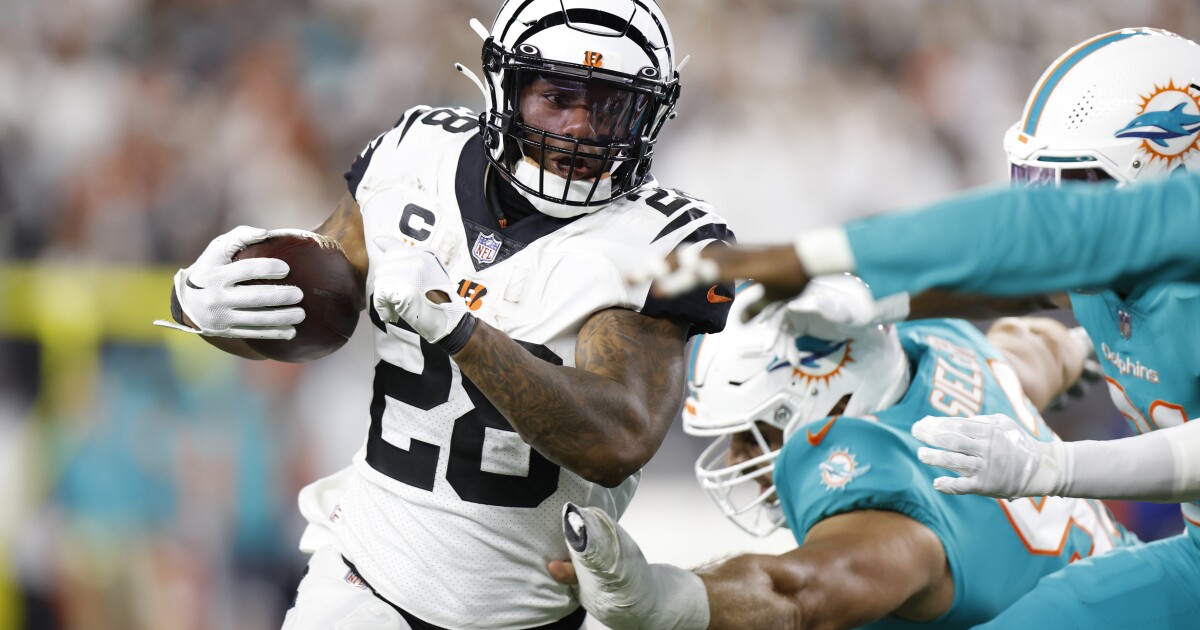 Bengals RB Joe Mixon acusado de apuntar con un arma, diciendo 'Debería dispararte'; El agente dice que los cargos serán retirados.