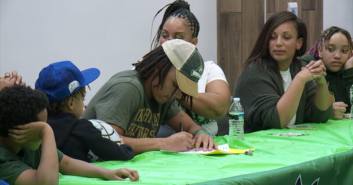 Kaden Brown signs national letter of intent with Wright State