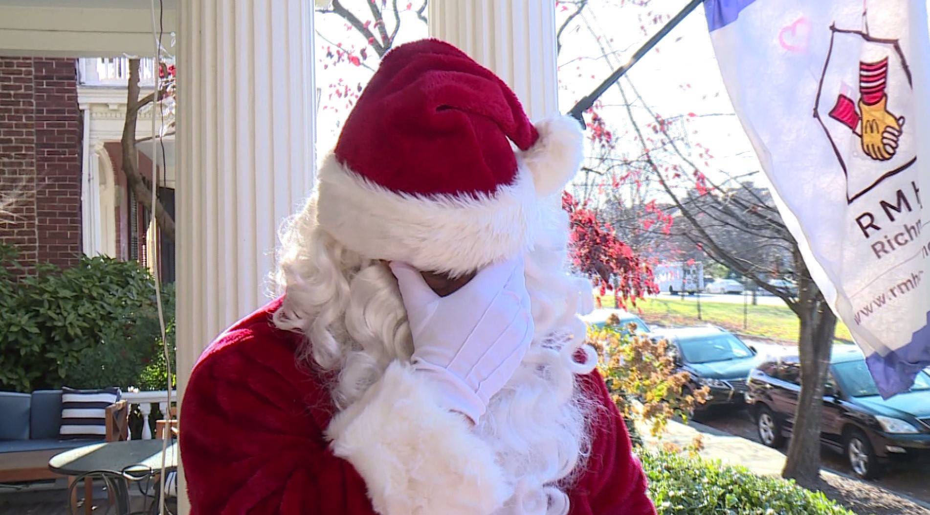 Munnings Santa Gives.jpg