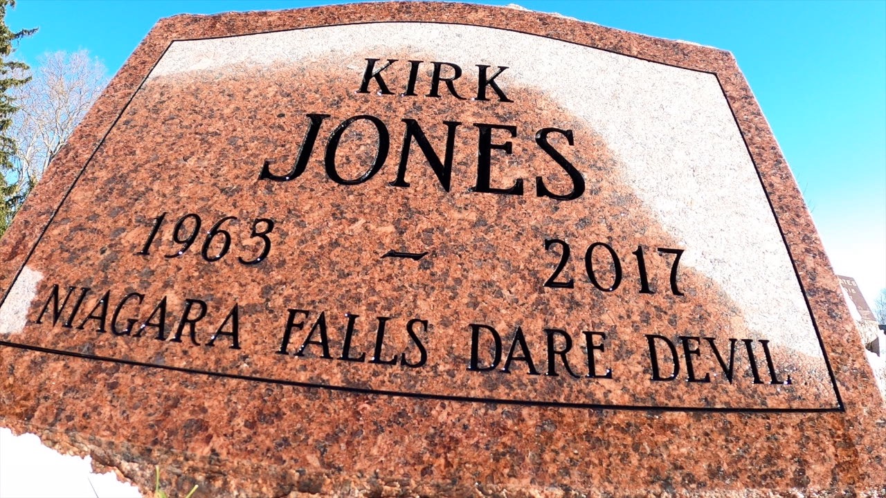 Unclaimed by family, daredevil's remains get final resting spot near Niagara Falls - Vimarsana News