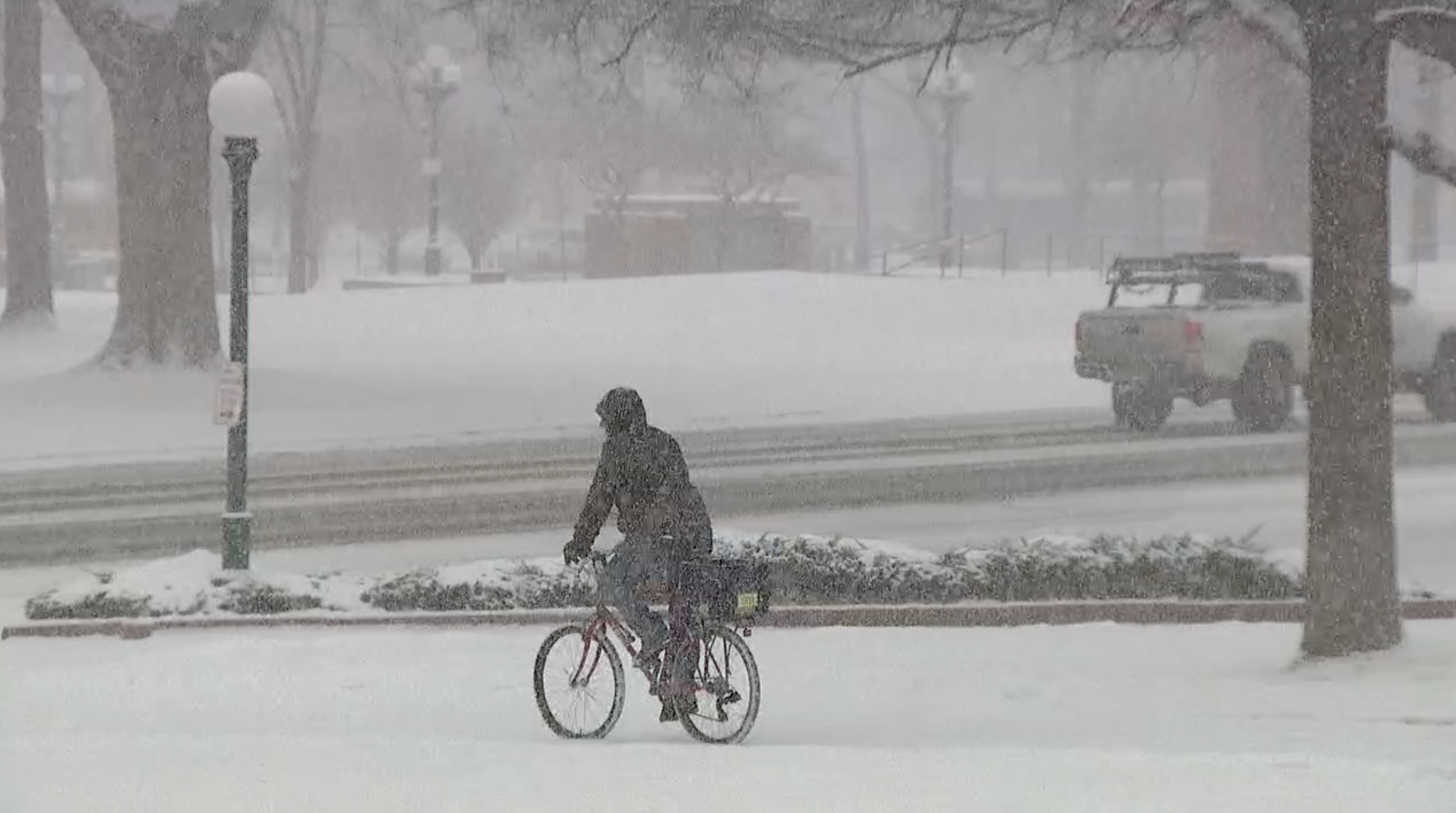 Jan 27 2022 snowstorm_bicyclist in snow