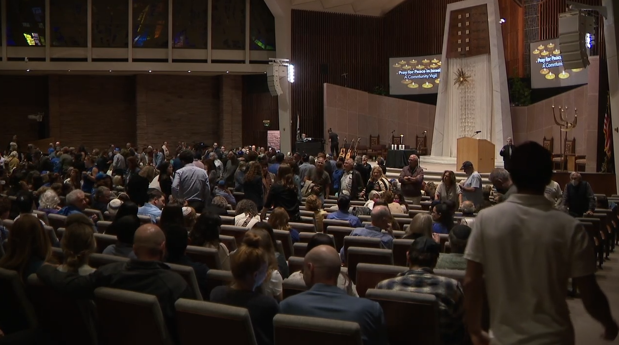 Community vigil held to 'Pray for Peace in Israel' on Monday