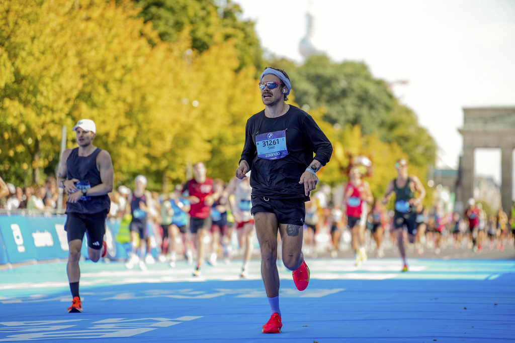 Harry Styles, center, competes in the Berlin Marathon in Berlin, Germany, Sept. 21, 2025 