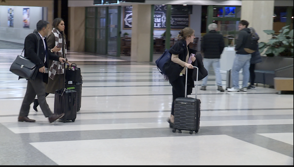 Norfolk International Airport prepares for Wednesday's snow storm, passengers forced to change travel plans