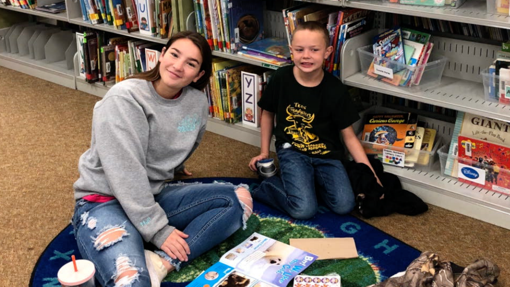 Strawberry Crest High students help kids learn to read