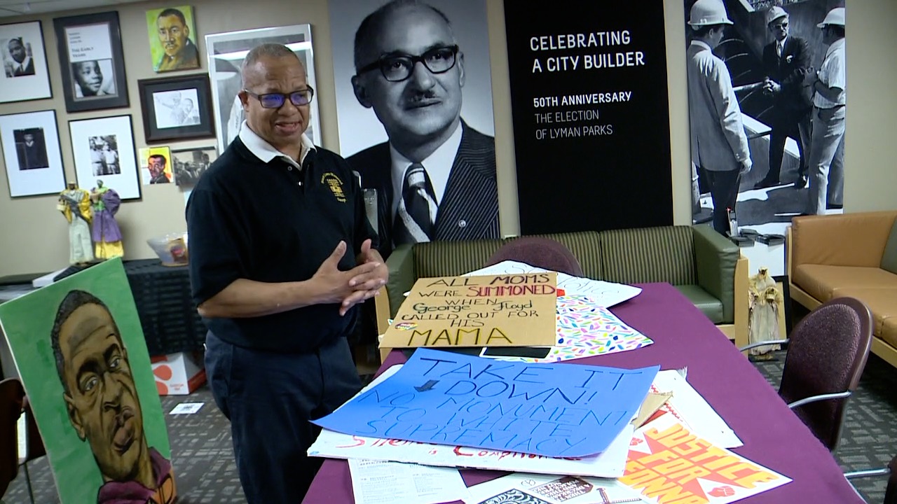 George talking while showing posters 1[93402].jpg
