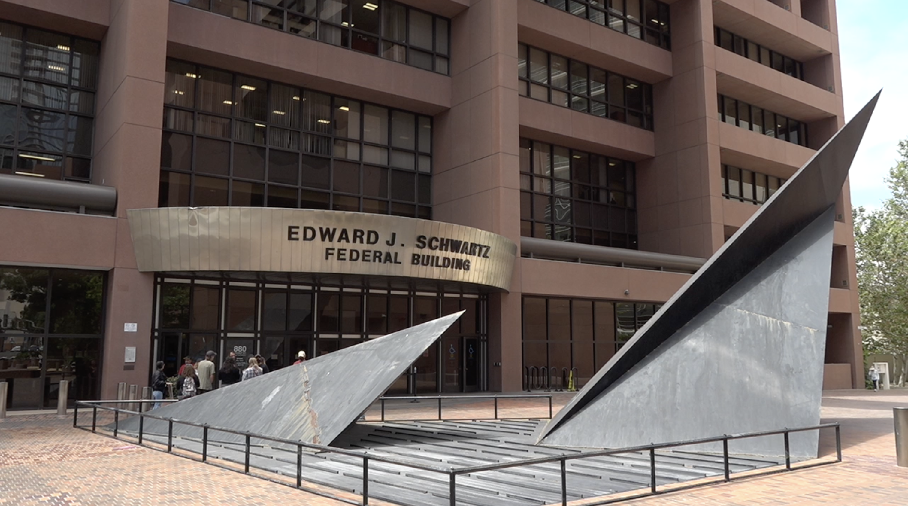 I.C.E. officers detaining undocumented migrants at San Diego courthouse