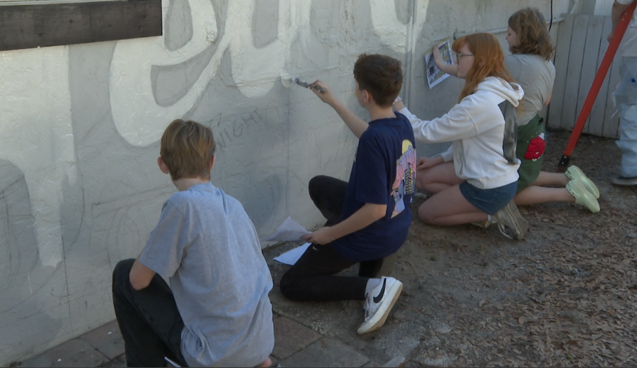 Kids transform blank Seminole Heights wall into vibrant community mural
