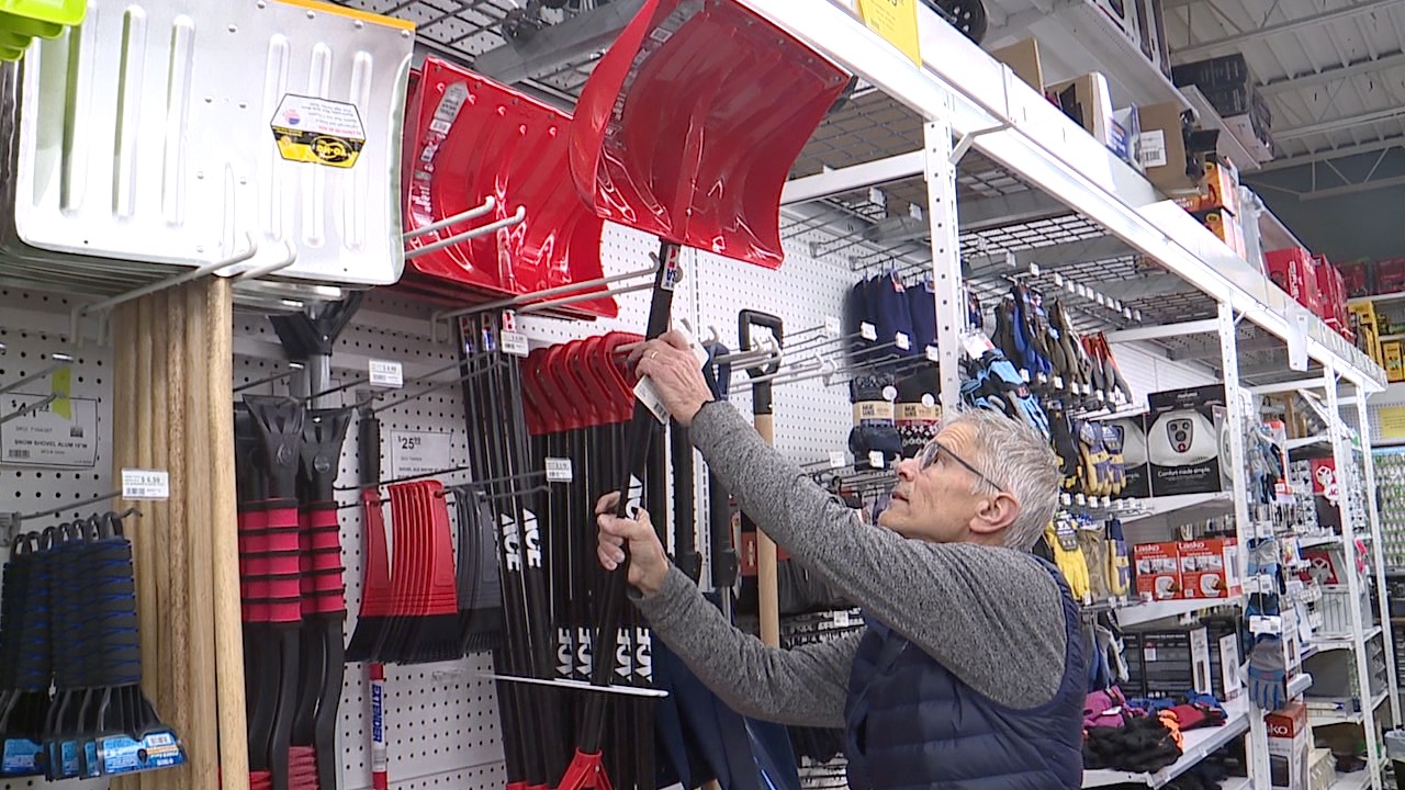 Cincinnati residents rush to stock up ahead of possible weekend snowstorm
