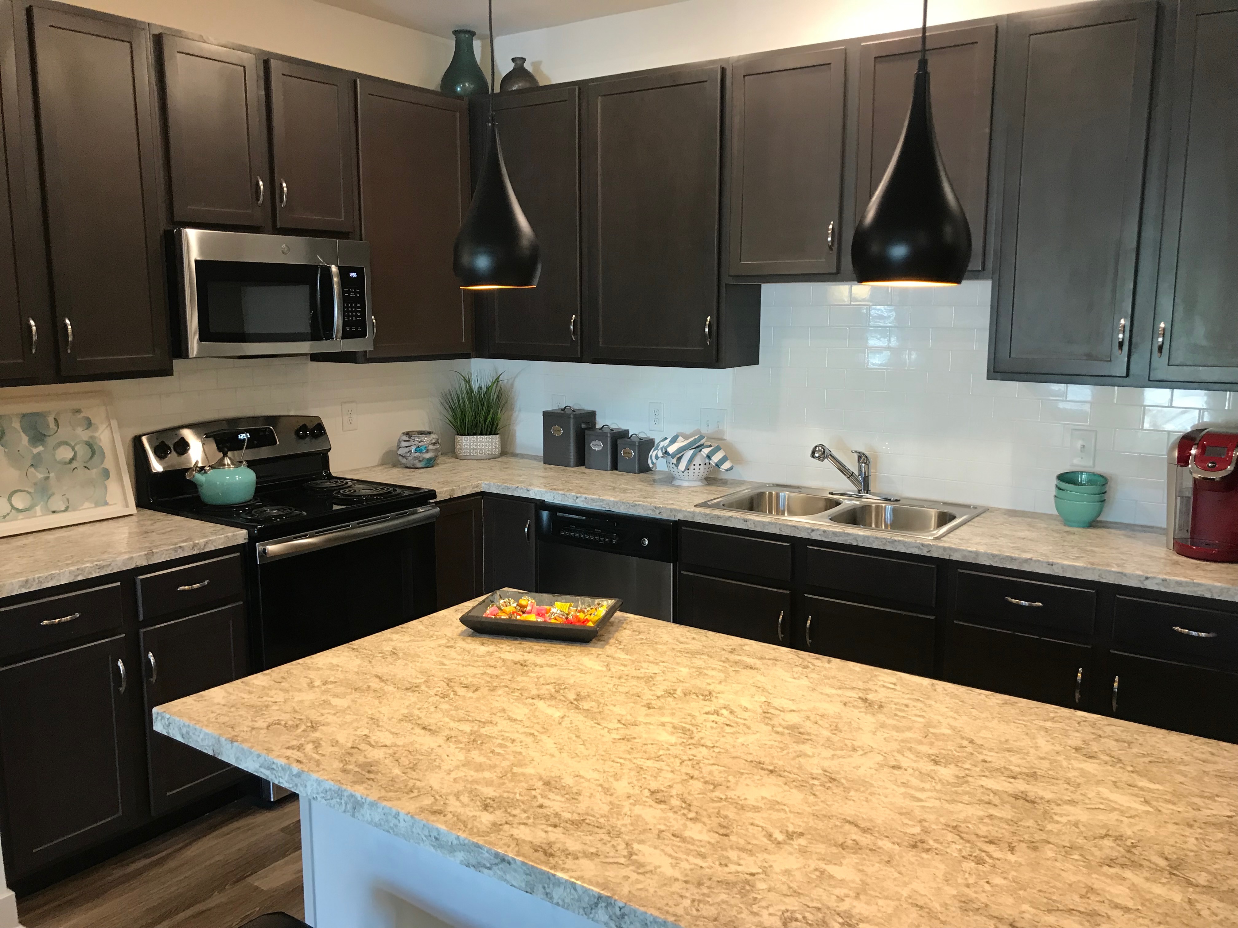 Tenants say luxury apartments have no luxuries