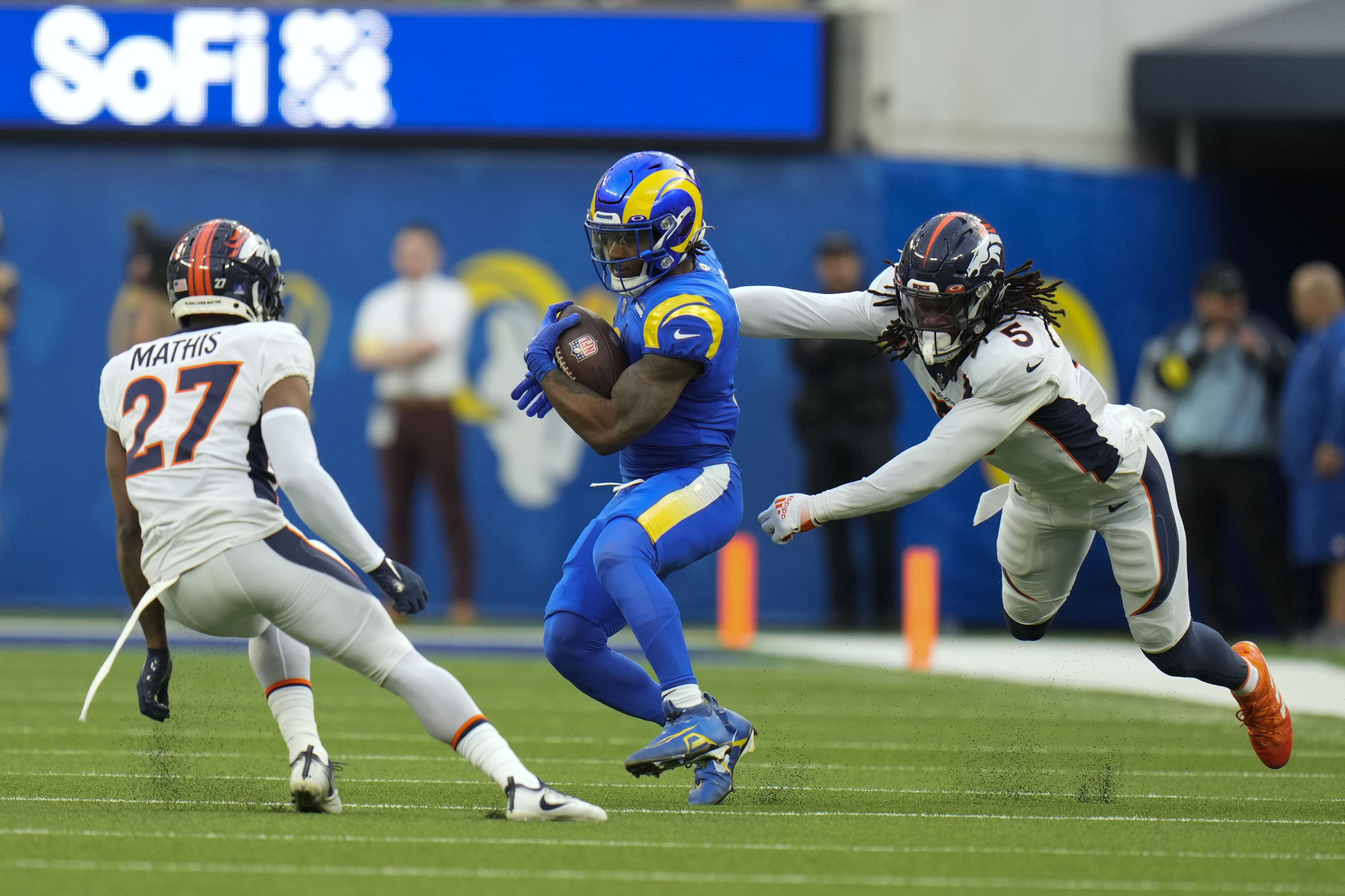 Broncos Rams Football