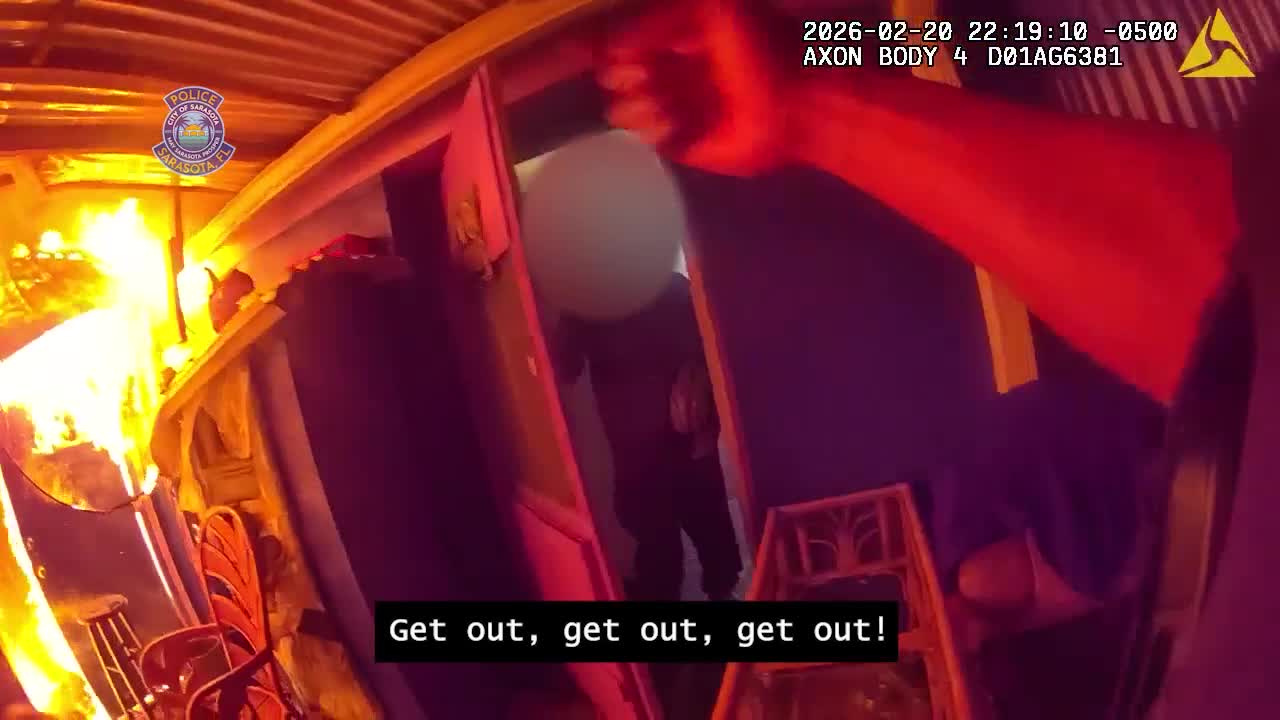 VIDEO: 2 rescued from burning home in Sarasota by police officers