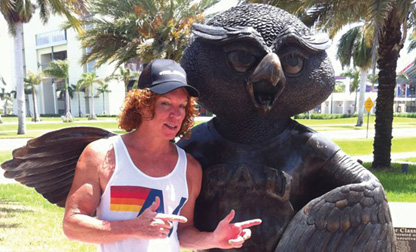 Carrot Top poses with statue of FAU Owls mascot