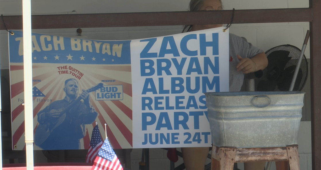 Zach Bryan Dewey 