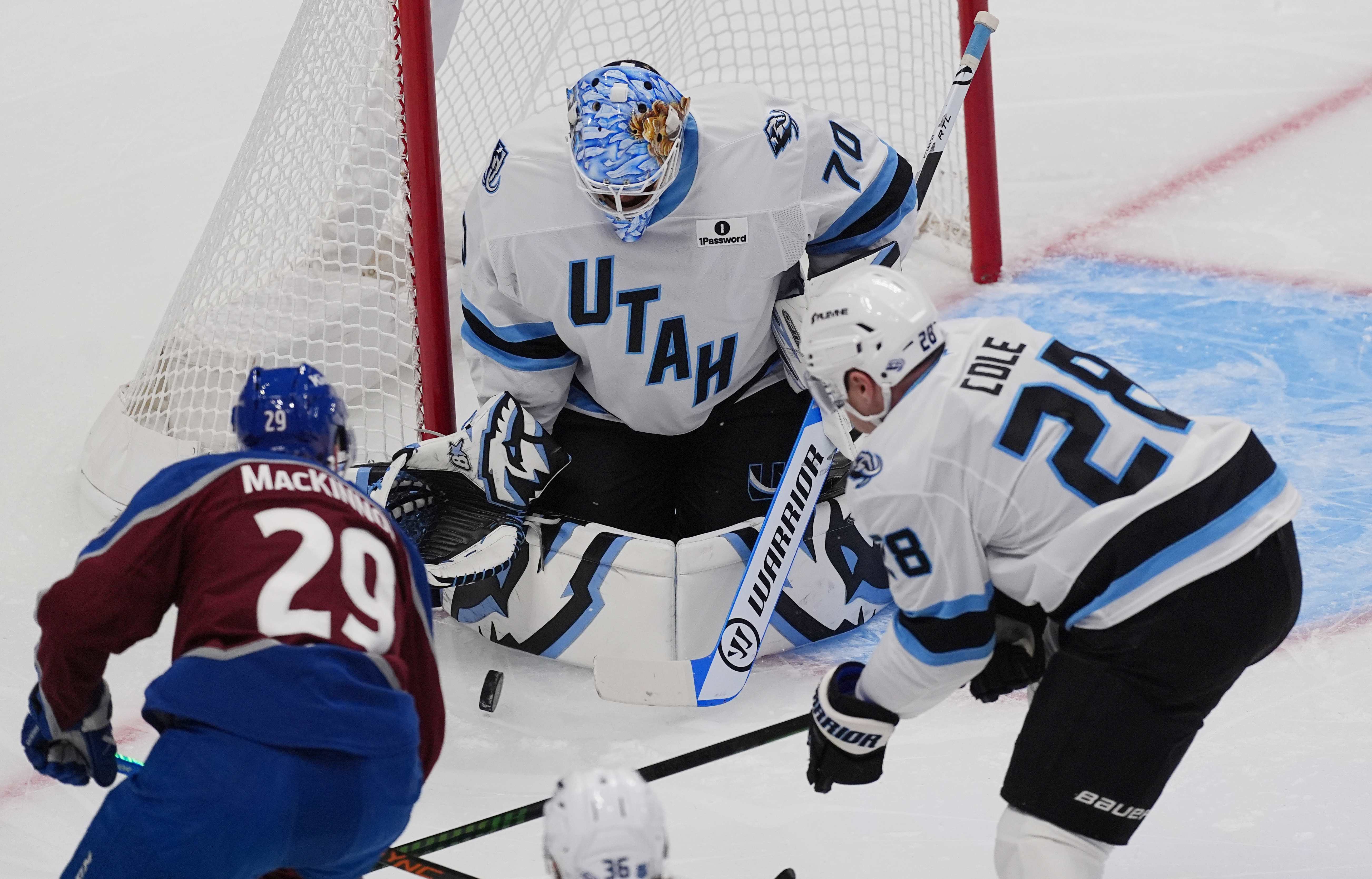 MacKinnon scores go-ahead goal early in 3rd, Avalanche beat Mammoth 2-1 in home opener