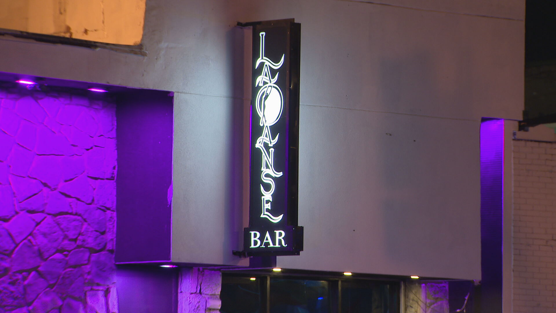 LA DANSE bar sign