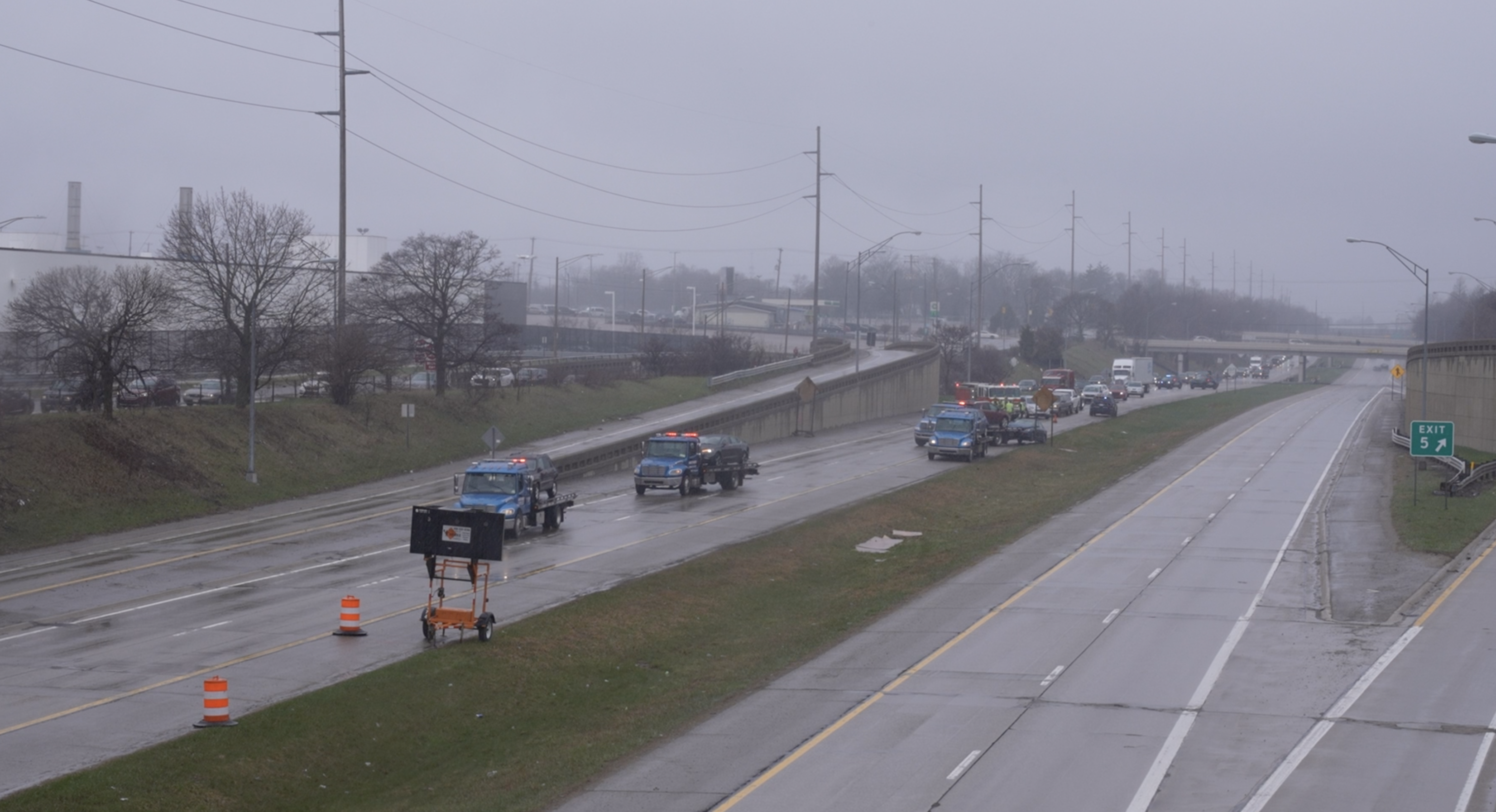 Crash on 1-496 backs up traffic in Lansing
