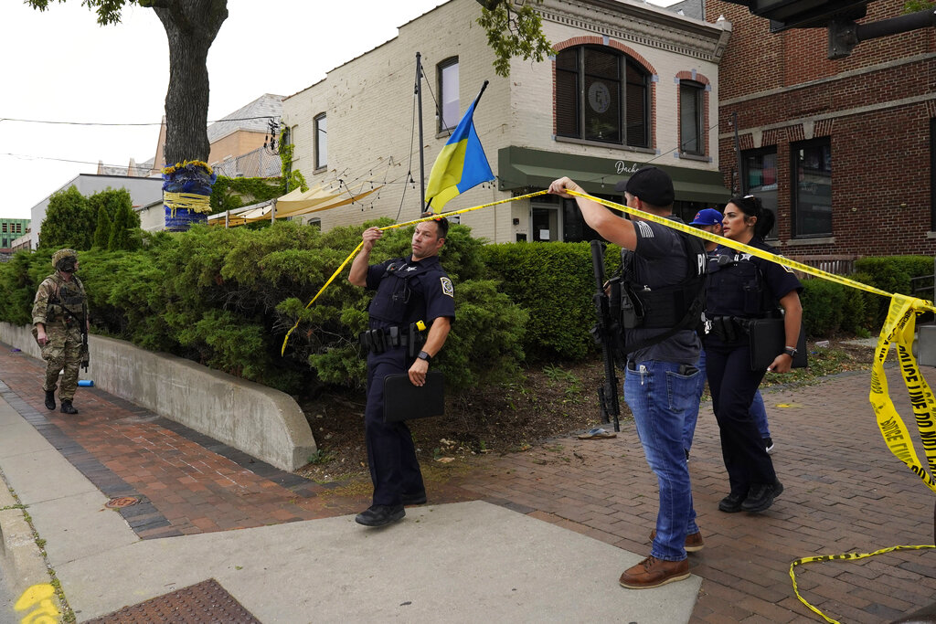 Authorities continue to look for Fourth of July parade shooter in Illinois - Vimarsana News