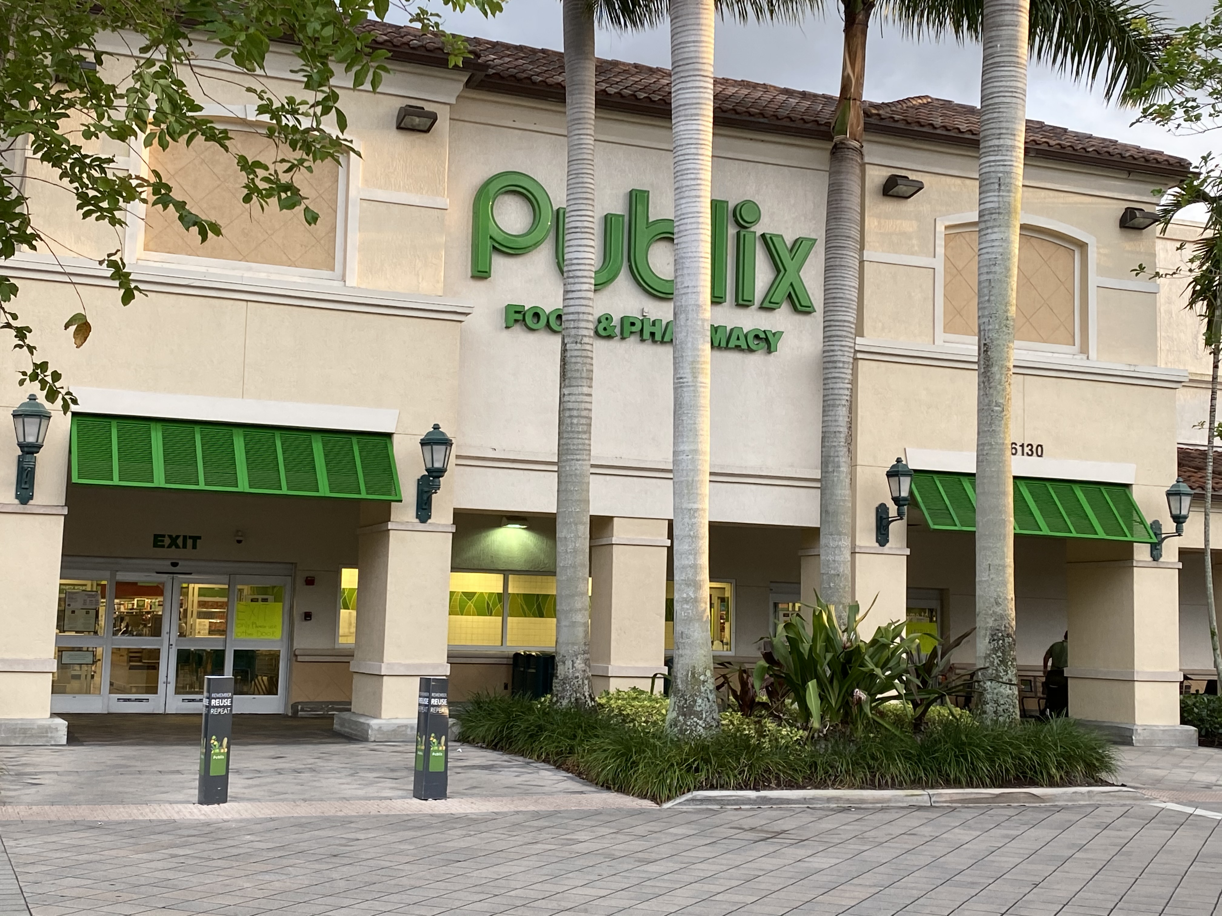 Employee of Publix at Linton Boulevard and Jog Road tests positive for coronavirus