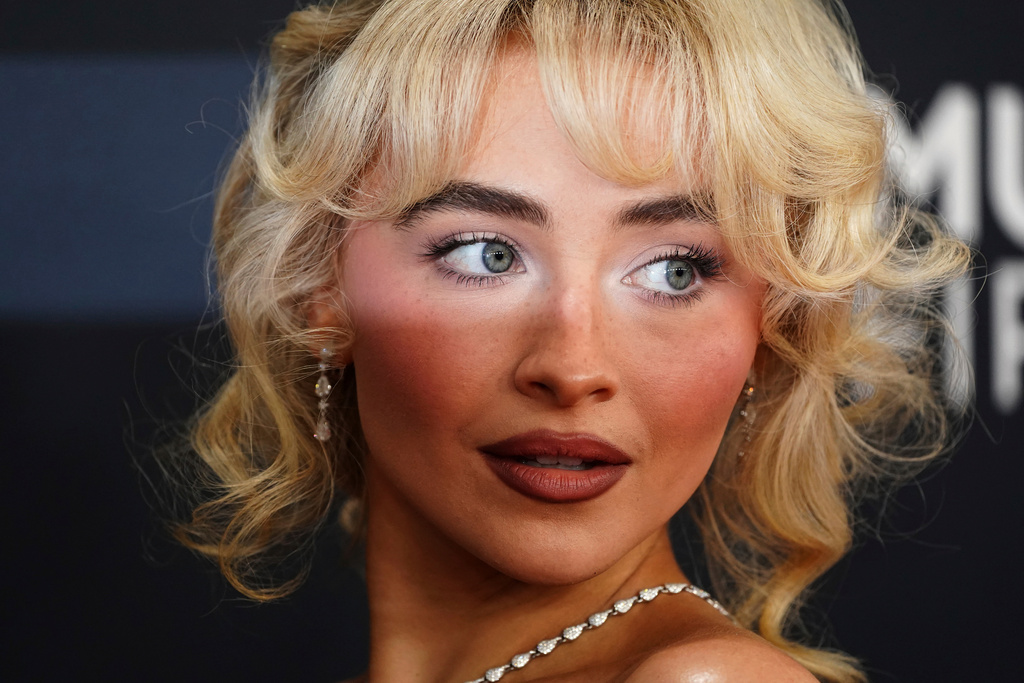 Sabrina Carpenter arrives at the 67th annual Grammy Awards.