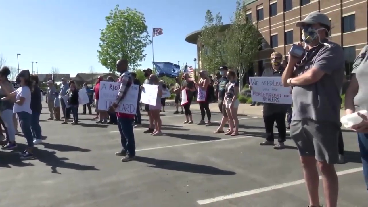 A rally last Sunday along the Central Avenue bridge near the federal courthouse attracted scores of people, and it was peaceful, with no arrests or damage.