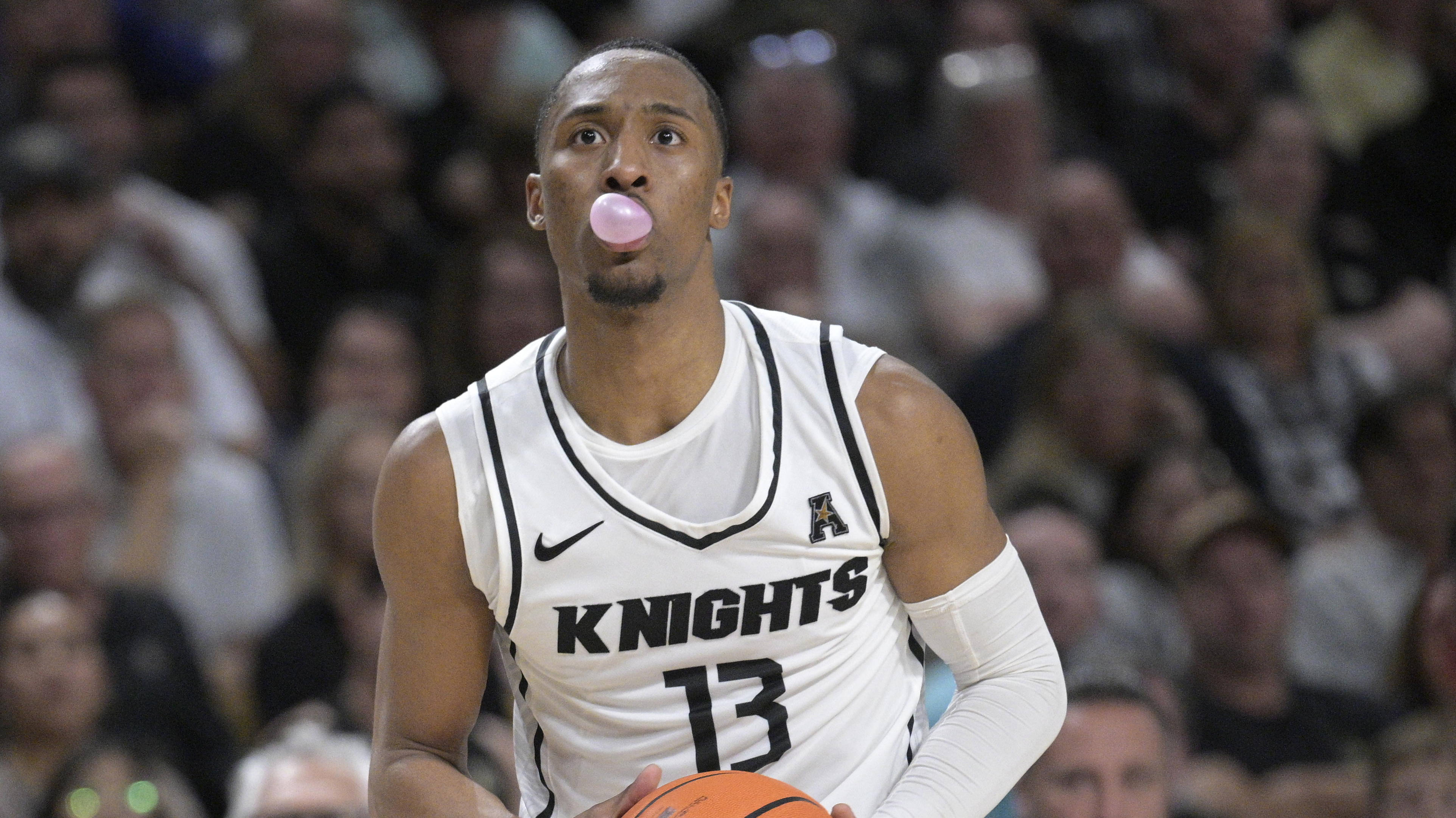 UCF Knights guard C.J. Kelly sets up for shot, Jan. 25, 2023