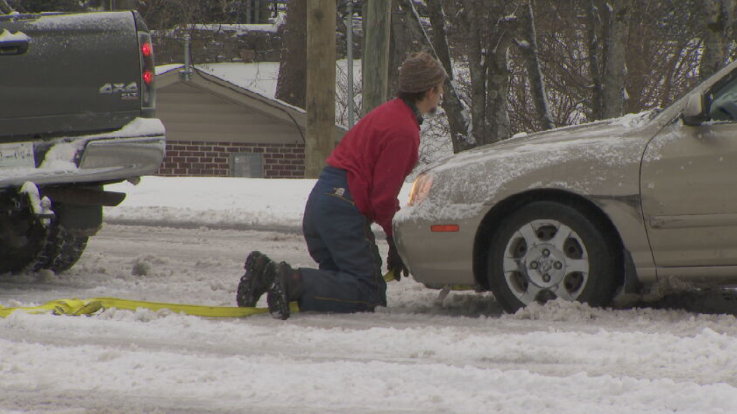 Good Samaritan braves winter weather for those needing a lift