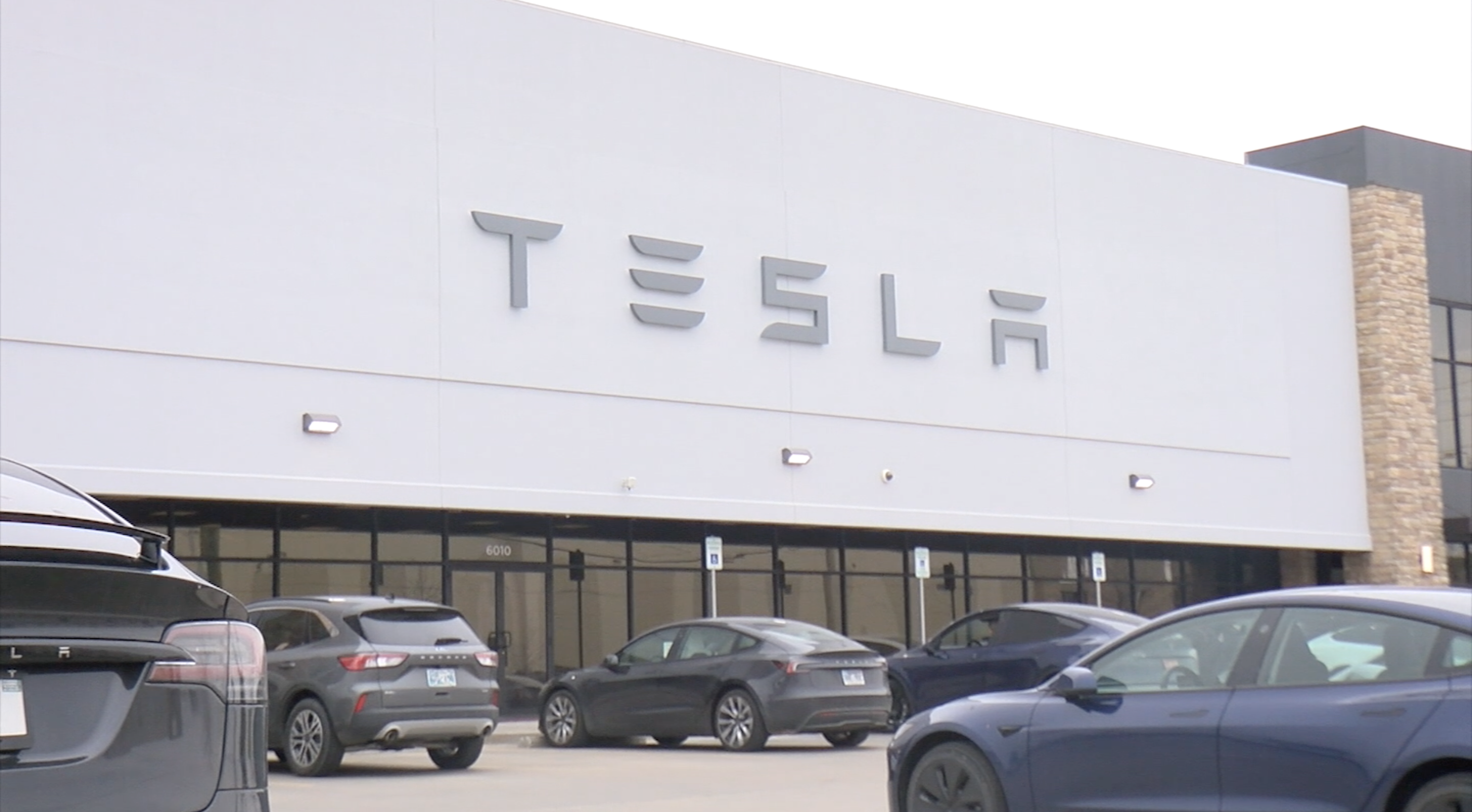 tesla dealership 