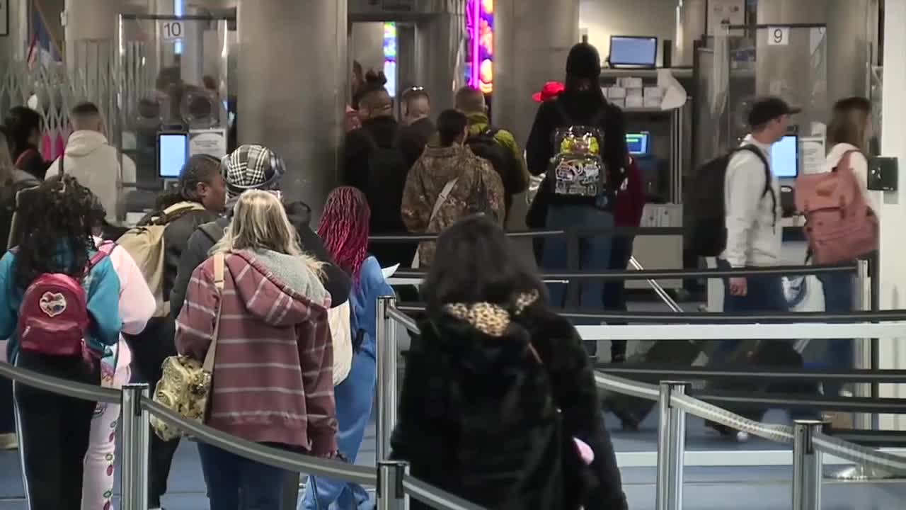 Holiday travel rush hits Harry Reid International Airport with crowds and cheer