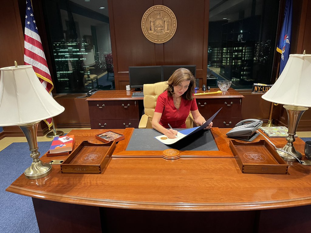 Gov. Kathy Hochul signs executive order to alleviate hospital staff shortages