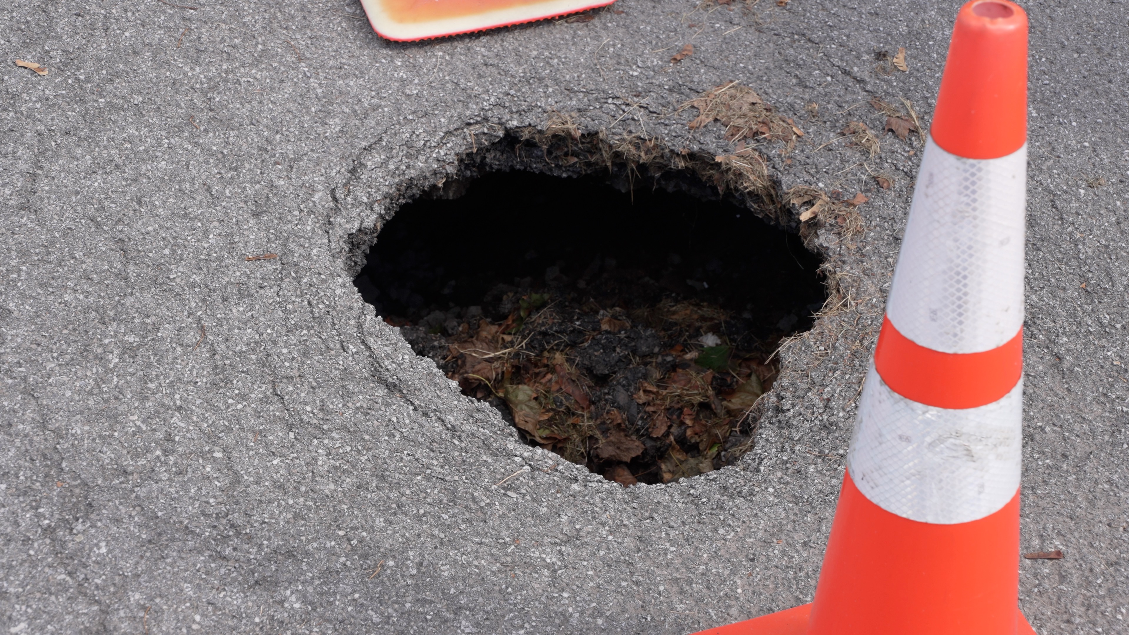 ‘I have been calling’: 2.5-foot-deep sinkhole forming in Niagara Falls