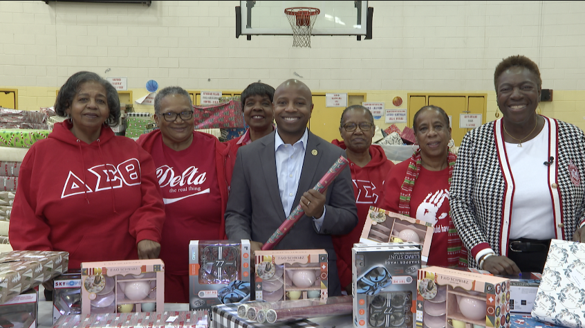 MAYOR AND DST AT NORTHCOTT GIFT WRAPPING