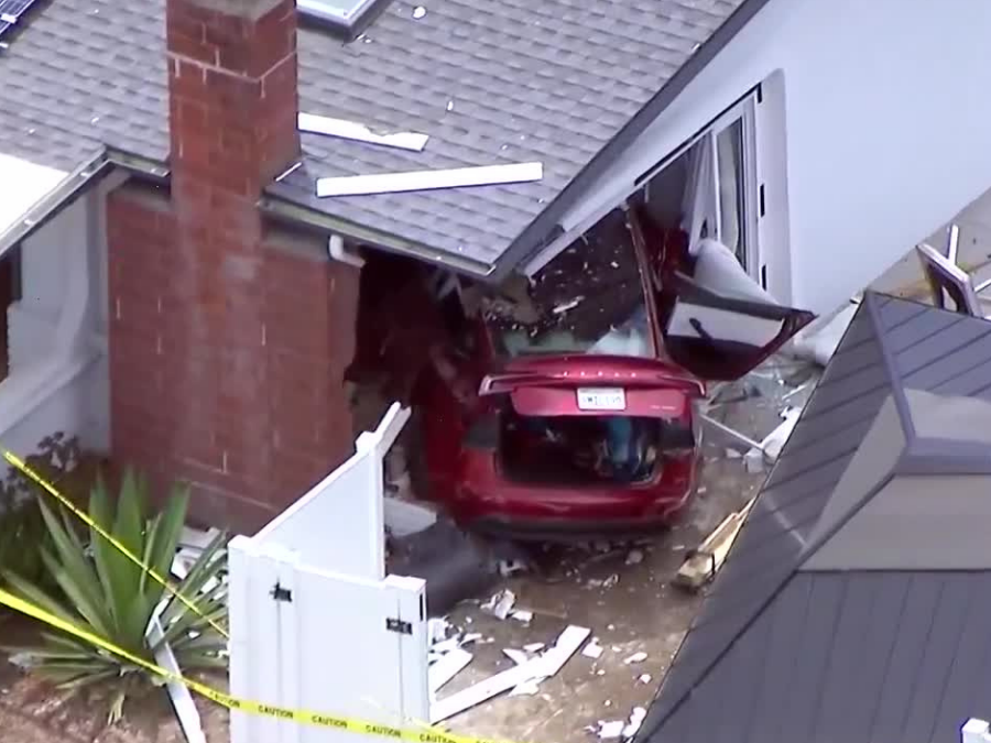 clairemont_car_into_house2_sky10_052826.png