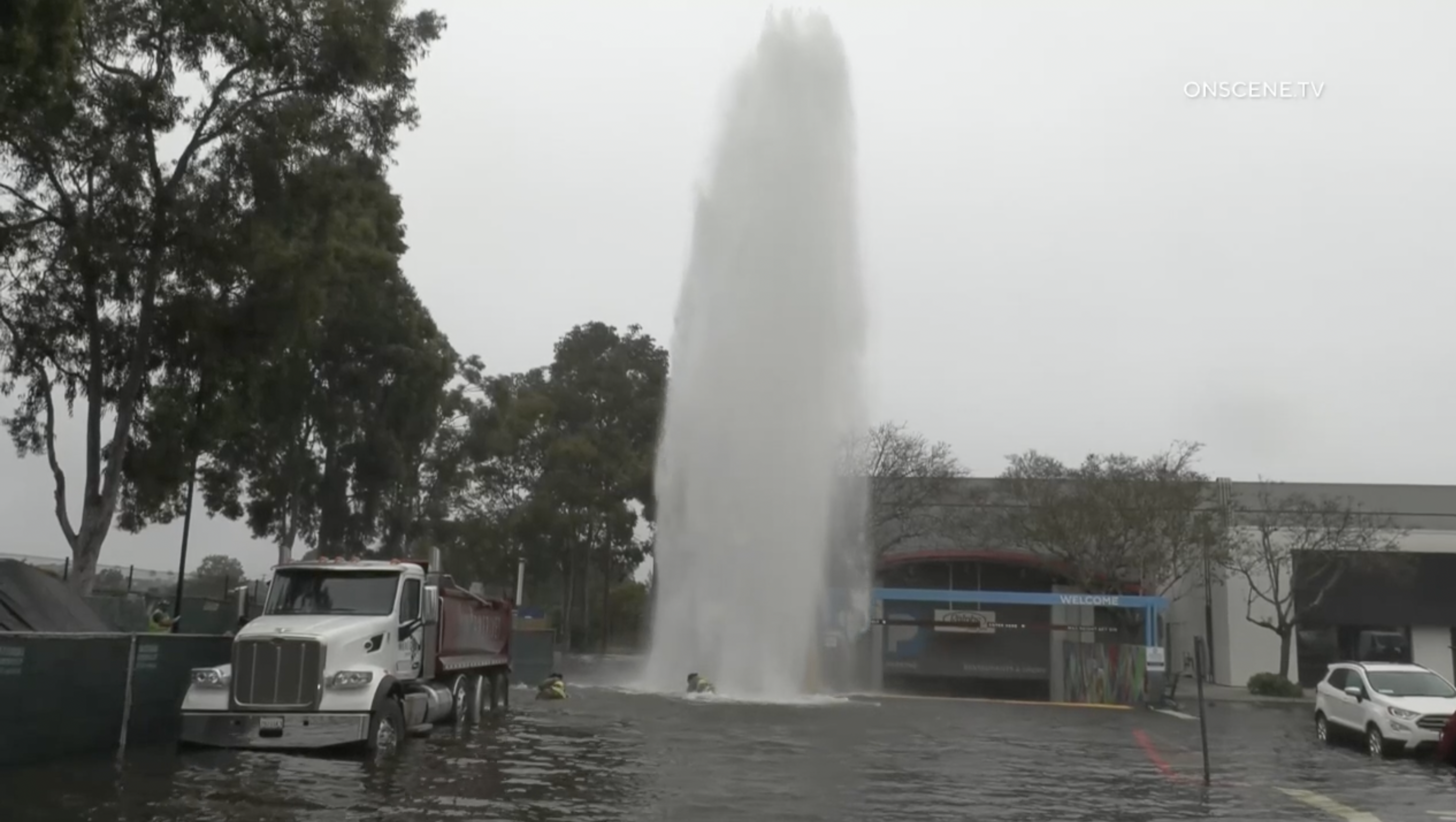 Broken fire hydrant floods parking lot, closes freeway off ramp