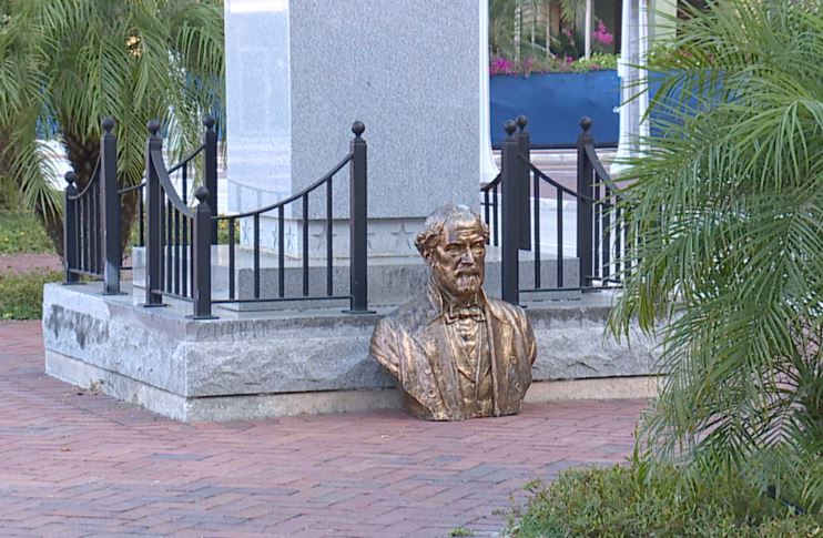 Lee statue on the ground.JPG