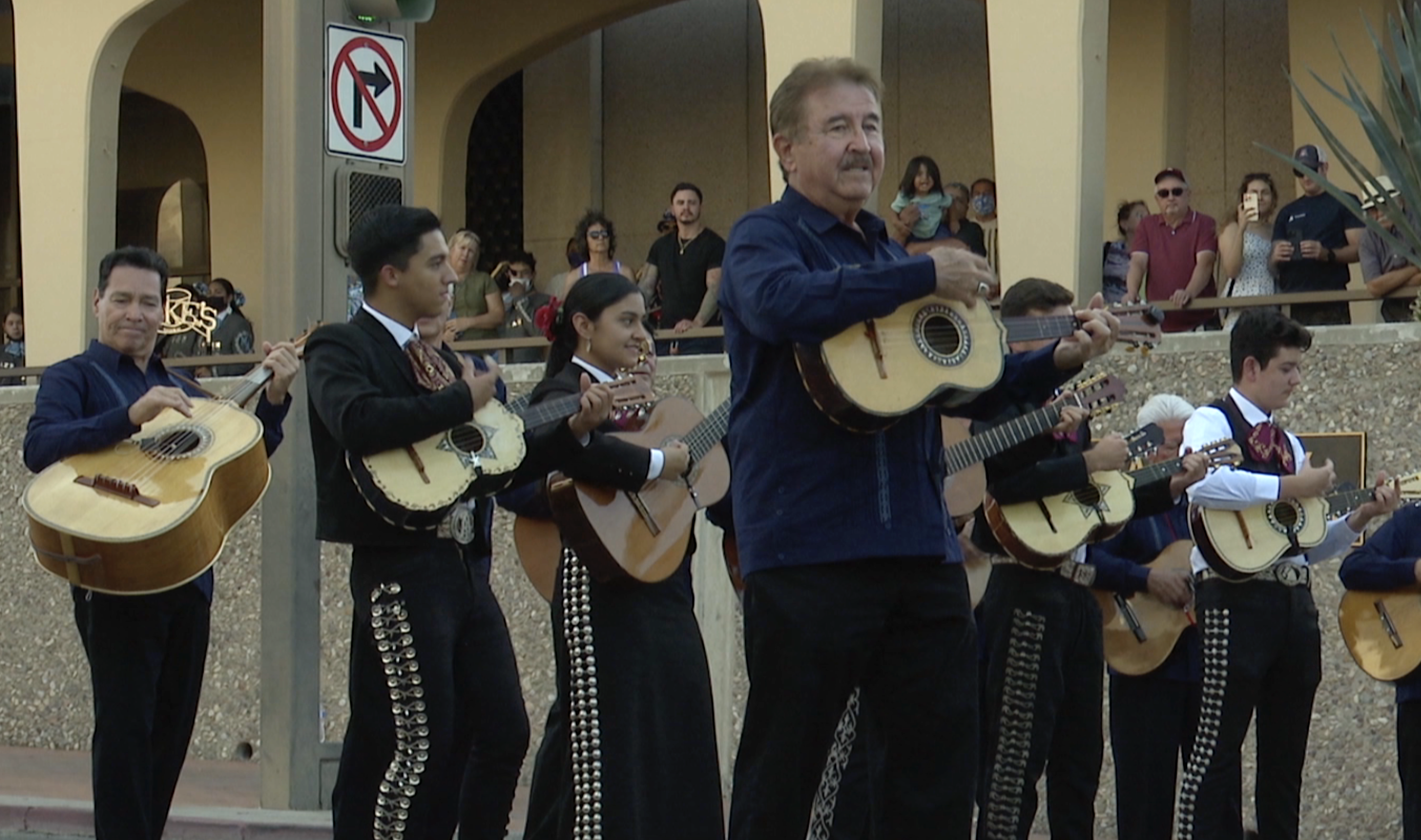 Legendary Tucson mariachi group does flash mob performance