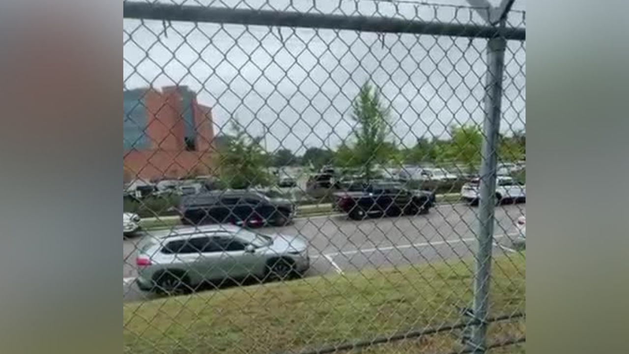 CI: Large police presence responds to active threat at DSCR in Chesterfield