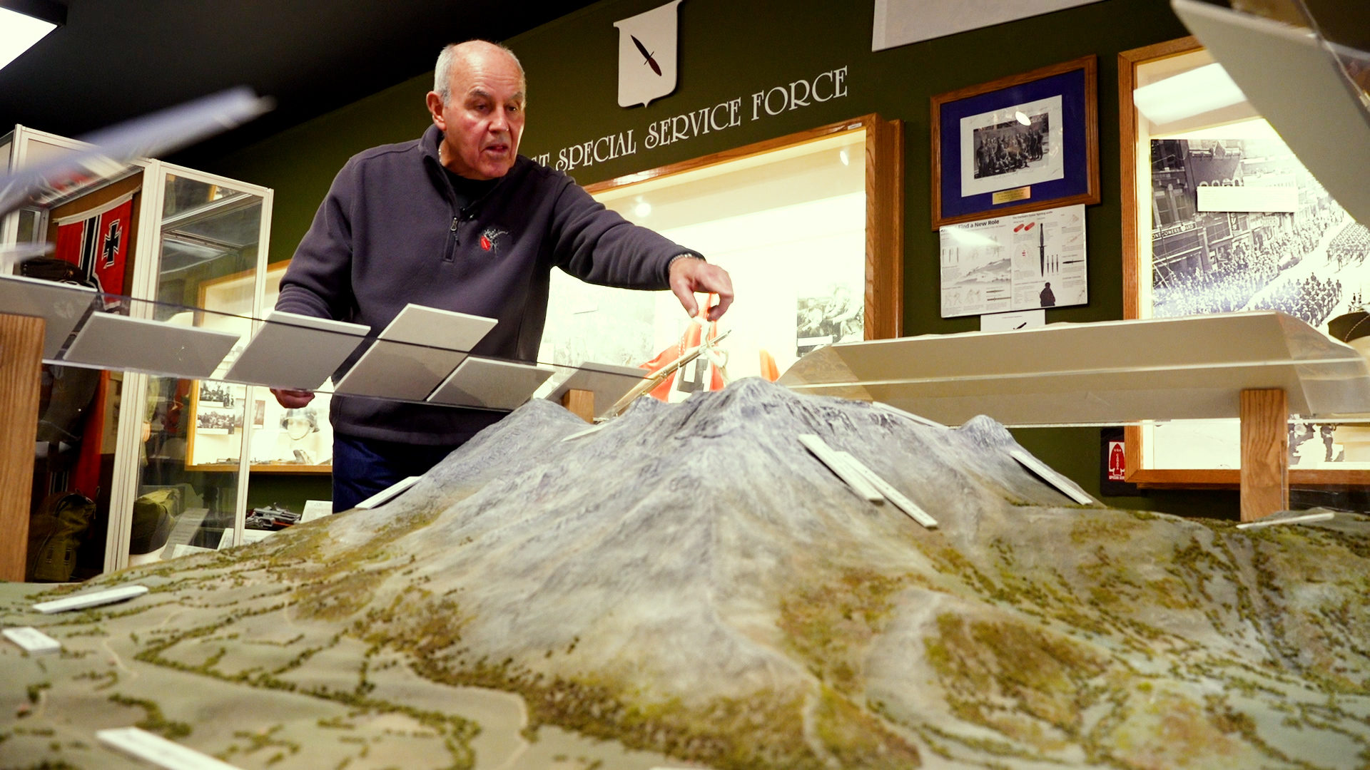Woon explaining display