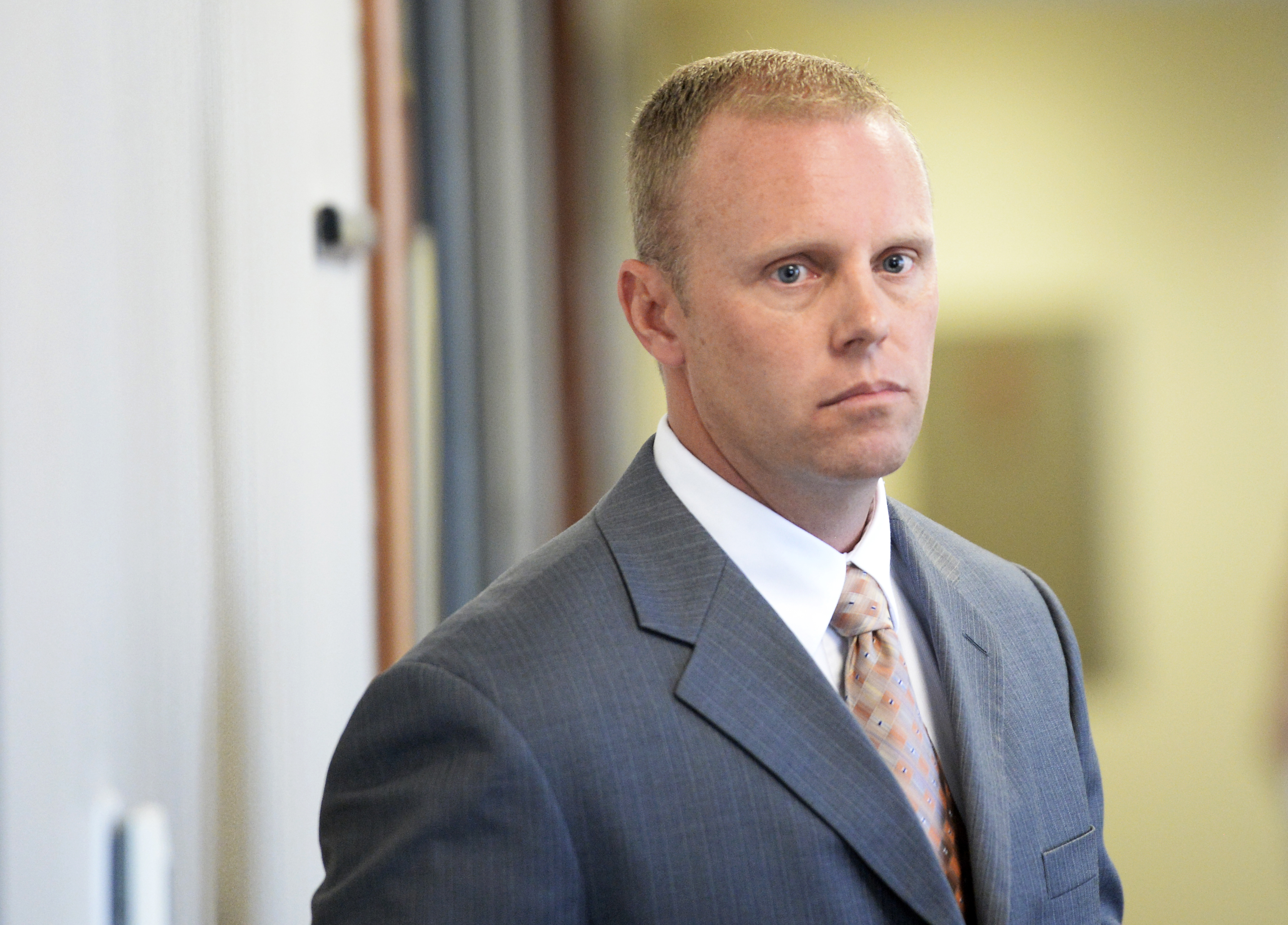 Accused swinging cop and wife in court
