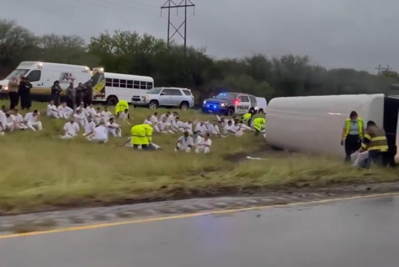 prison-bus-overturned.PNG