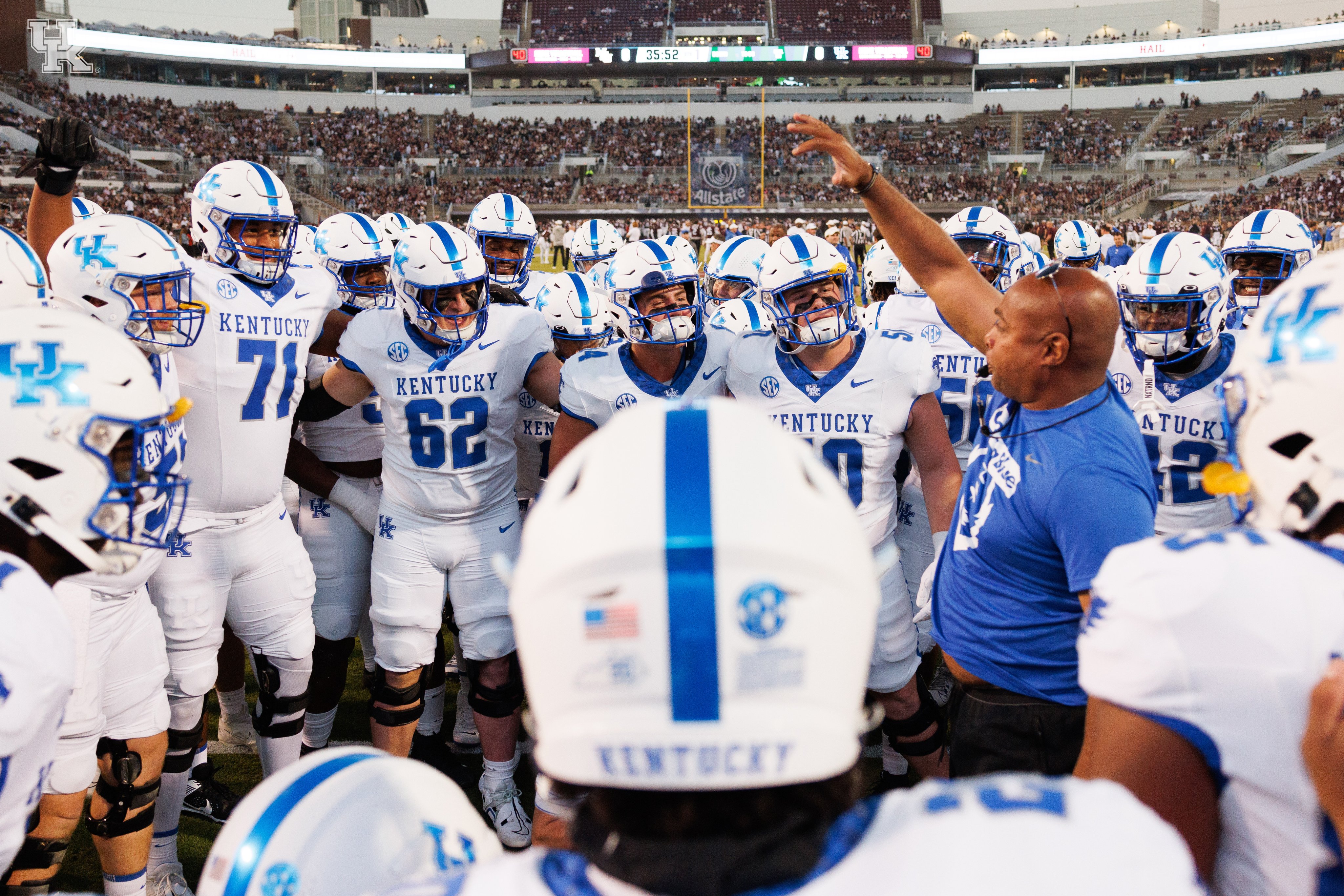 uk football huddle vs miss state.jfif