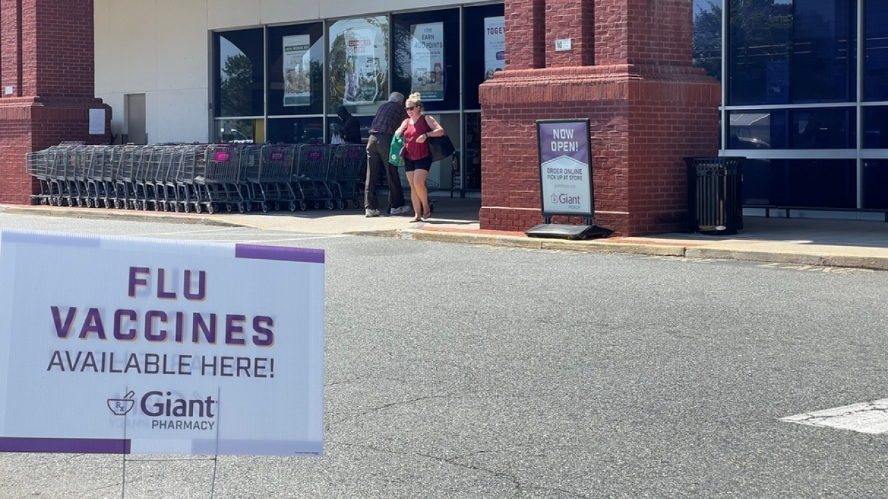 A sign telling customers that they can get a flu vaccine.