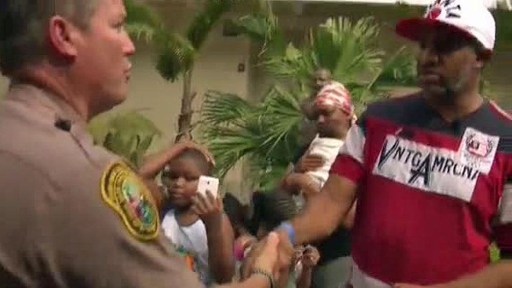 wptv-cop-helps-family-Miami-Dade.jpg