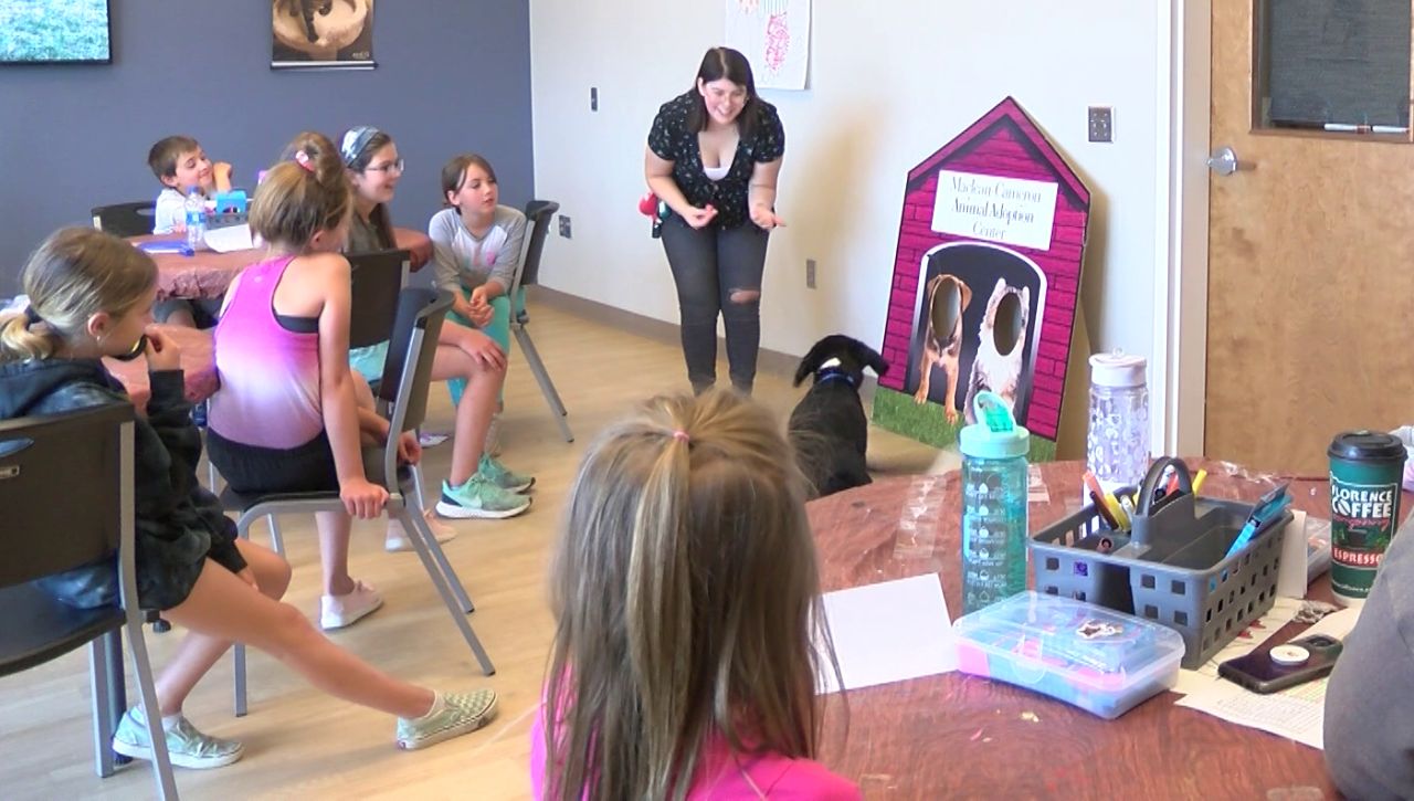 Kids and dogs learn to use sign language in Great Falls