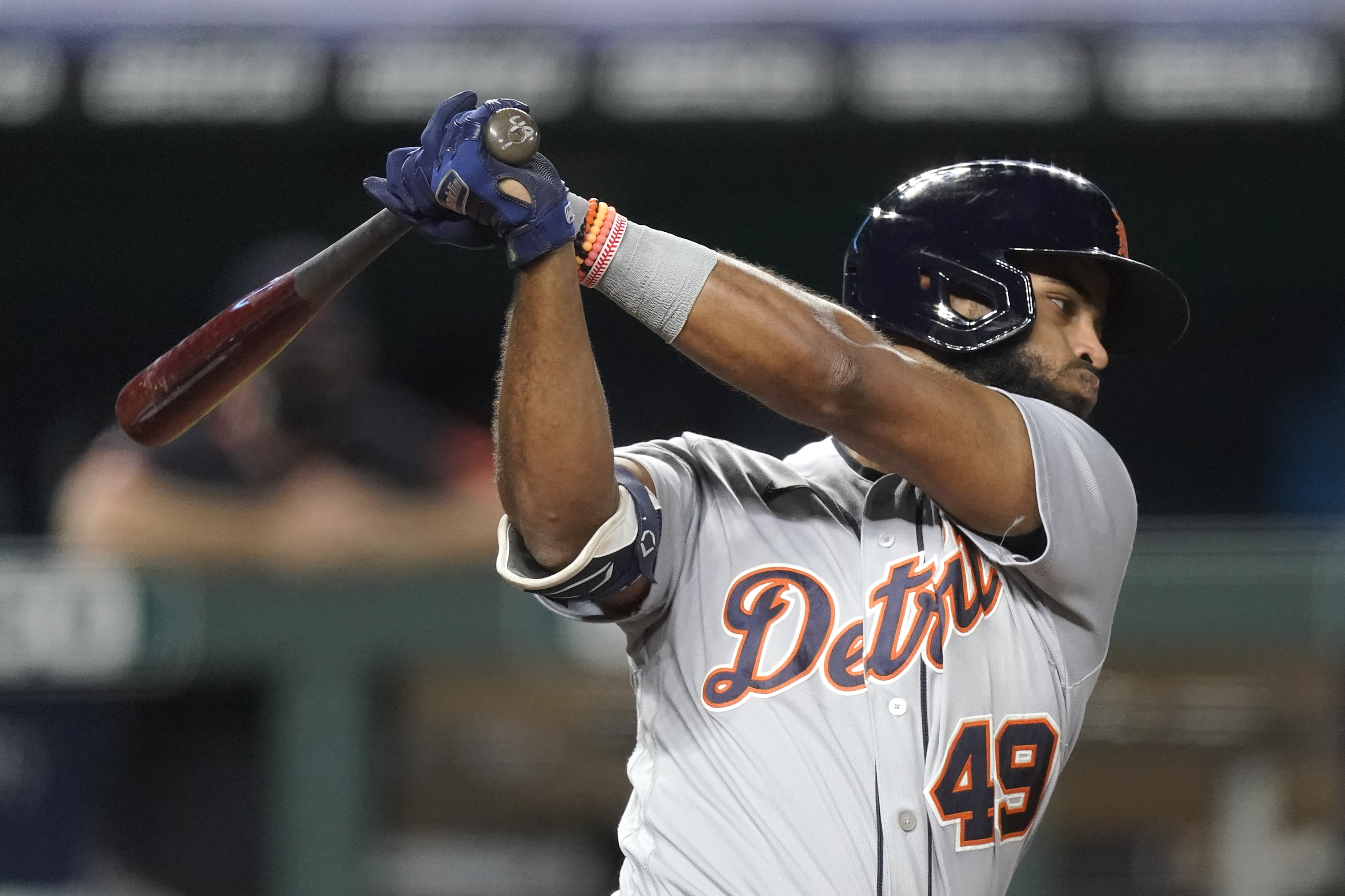 Tigers use big first inning to edge Royals