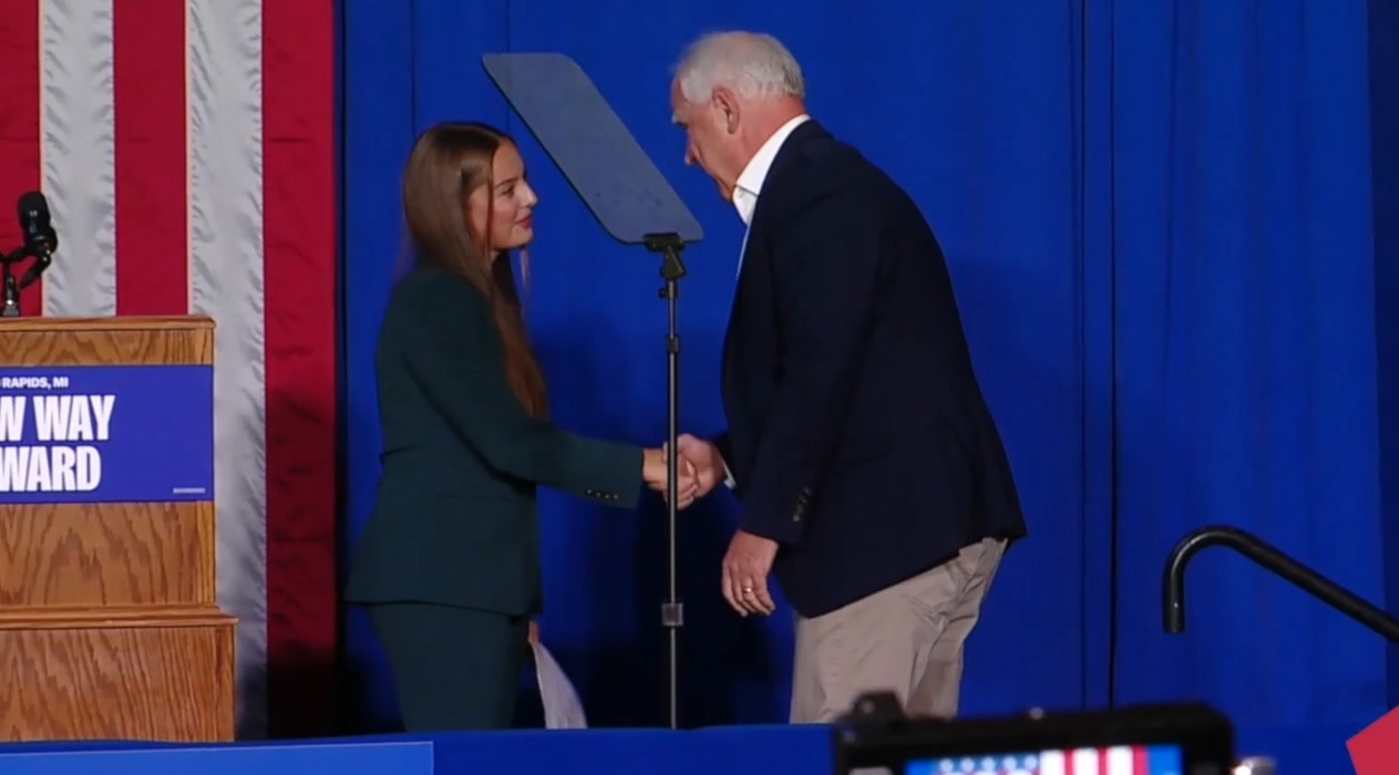 Mariah Stewart welcoming Tim Walz