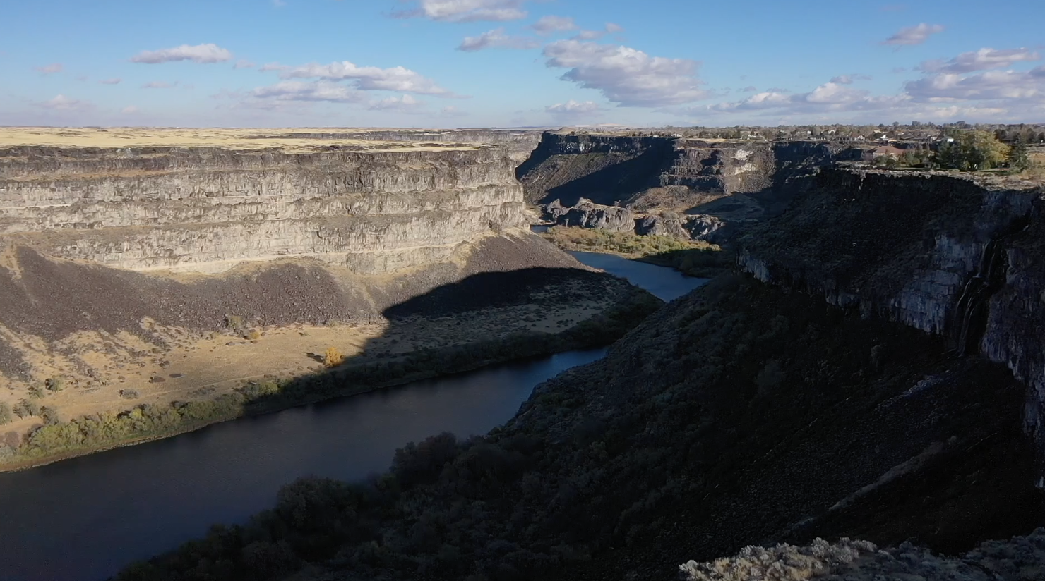 The Snake River Canyon runs between Jerome and Twin Falls Counties