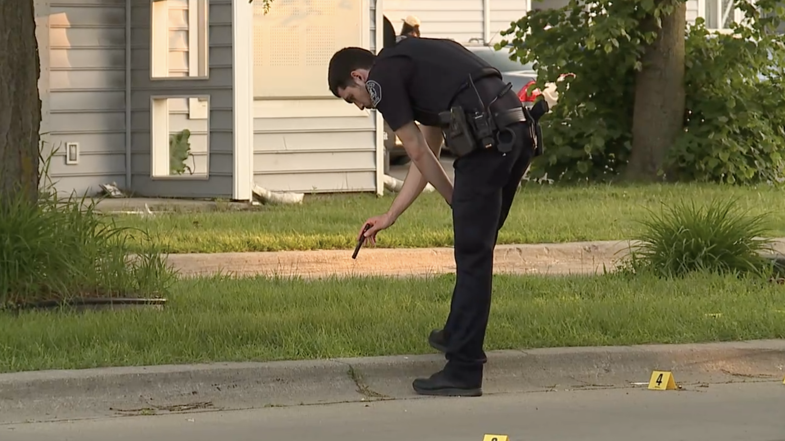 Teen girl shot at Detroit apartment complex, police searching for suspects