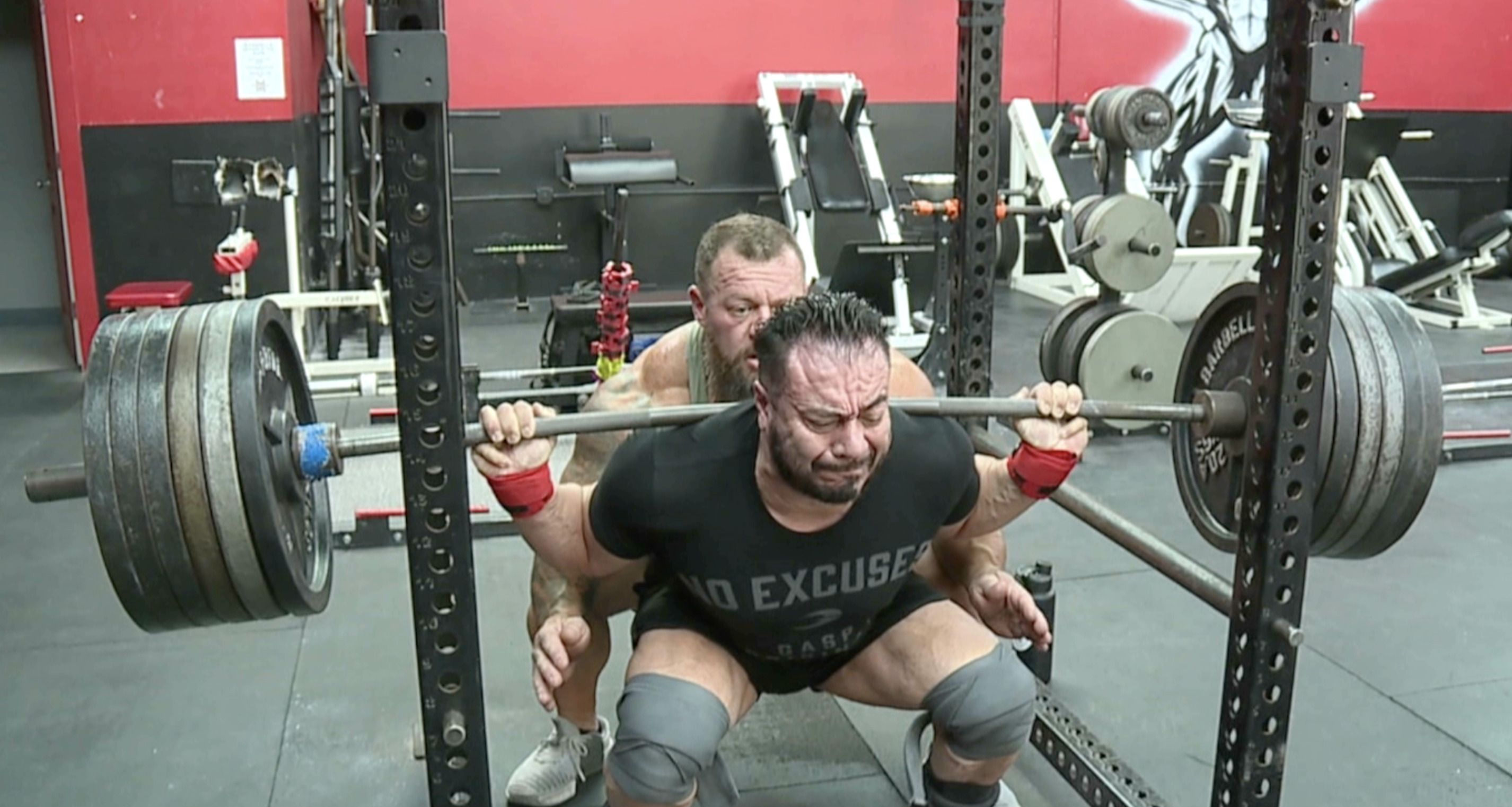 How much Roger Paz deadlifts to become a world record holder