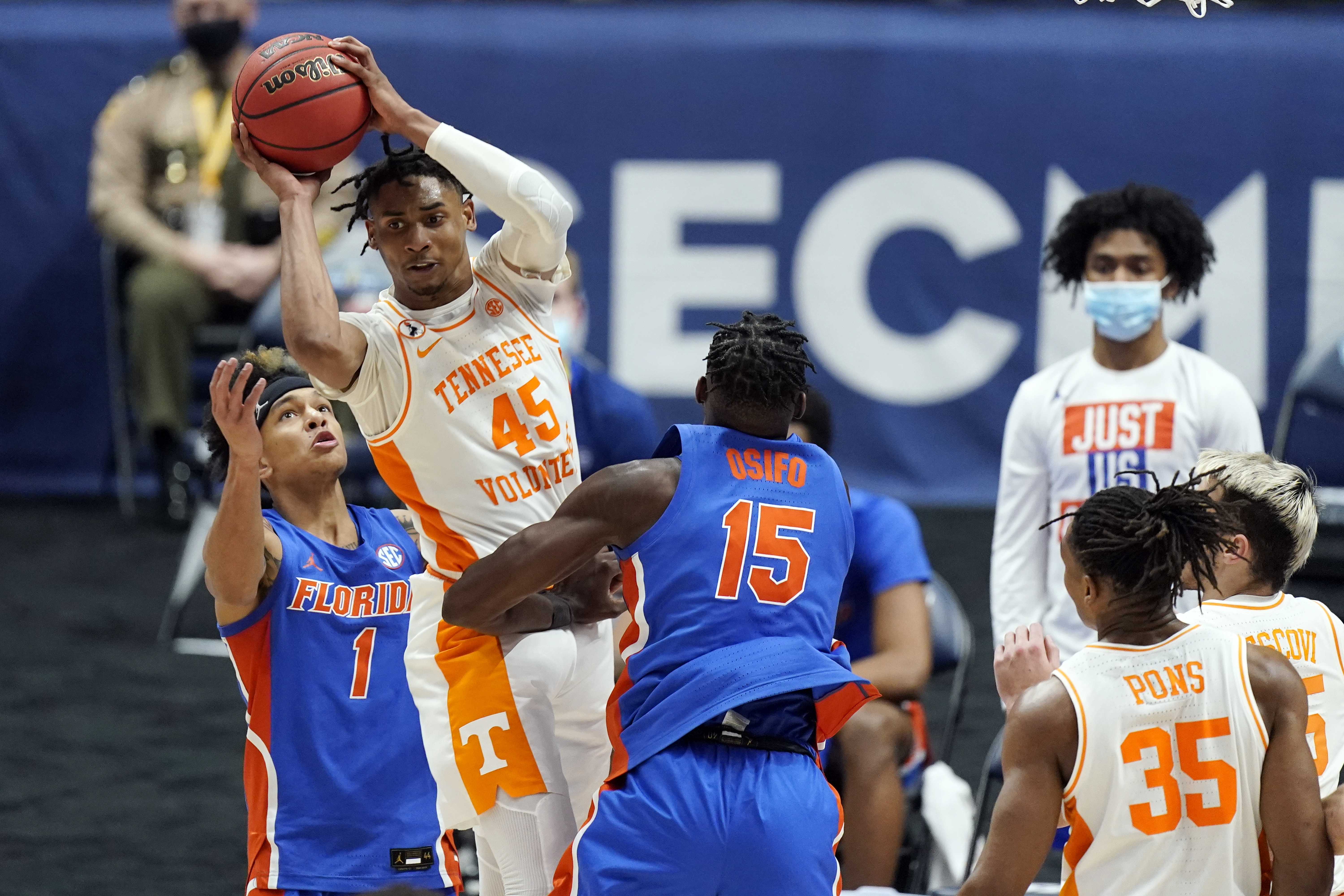 Tennessee Volunteers guard Keon Johnson vs. Florida Gators in 2021 SEC Tournament